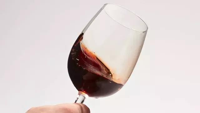 为什么喝红酒一定要用高脚杯？