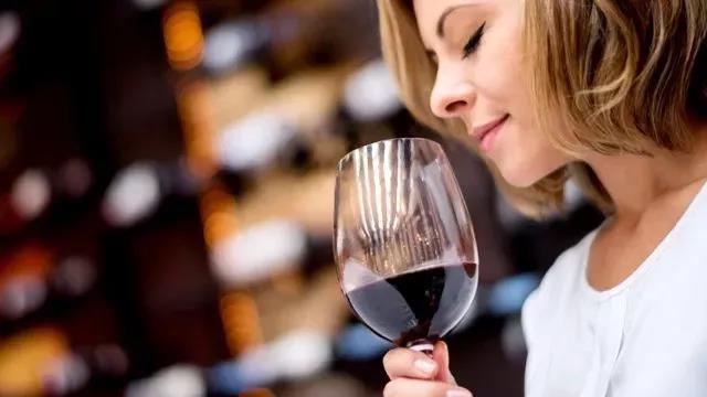 为什么喝红酒一定要用高脚杯？