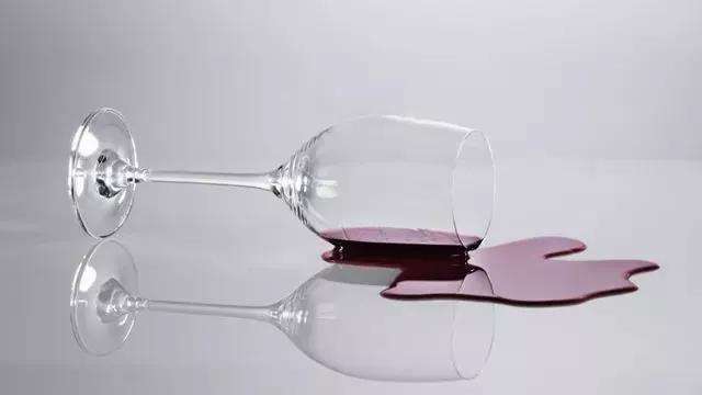 为什么喝红酒一定要用高脚杯？